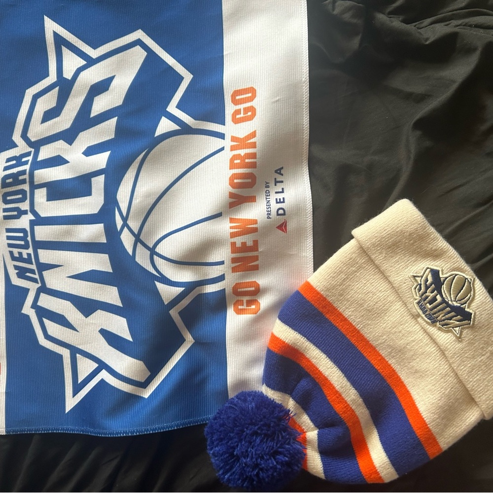 New York Knicks Beanie and Banner Set